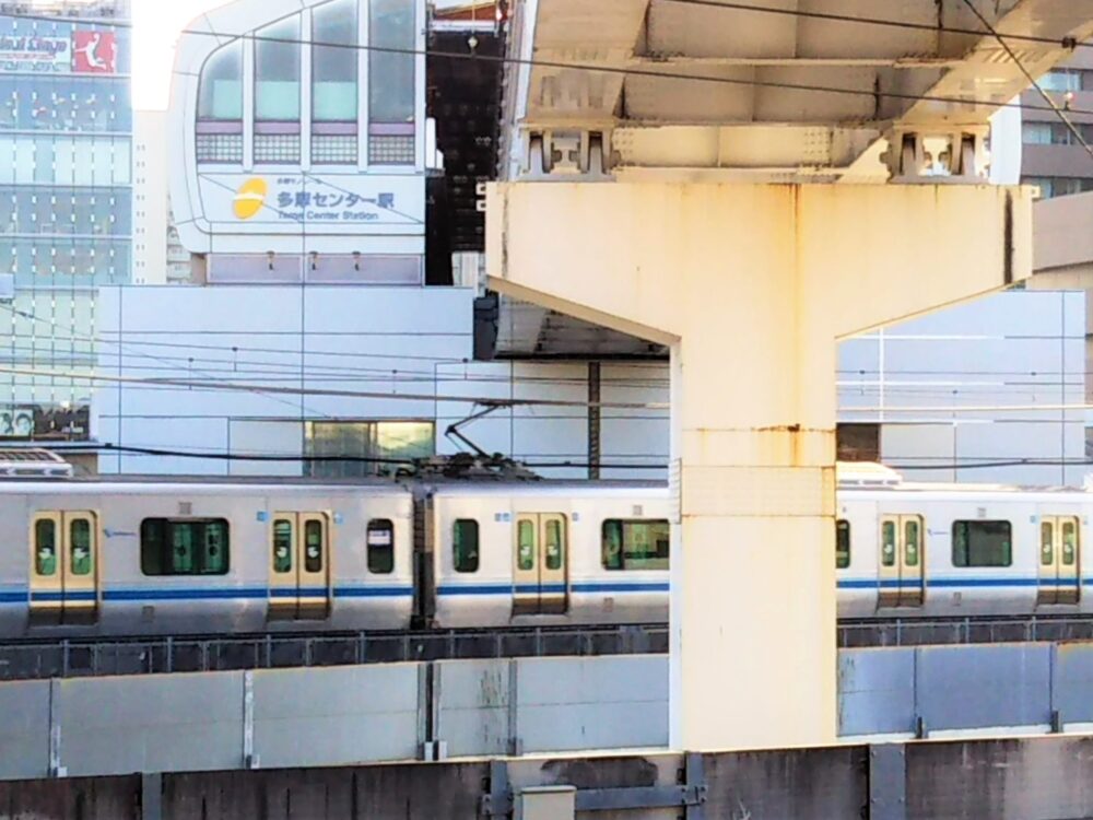 多摩モノレールの下を走る小田急線
