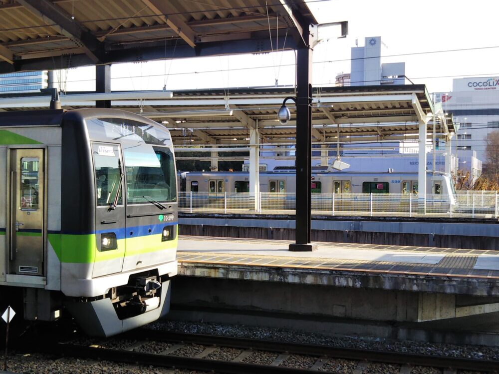 京王多摩センター駅で見える都営新宿線と小田急線の電車