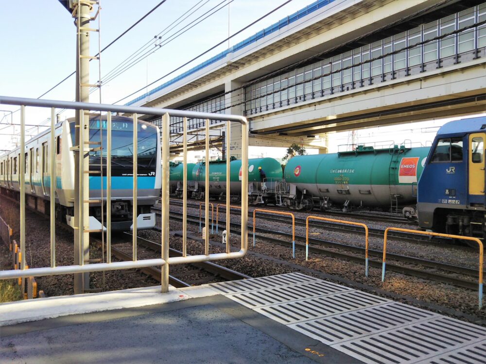 根岸駅ホームから見えるＪR京浜東北・根岸線の電車と貨物列車やタンク車