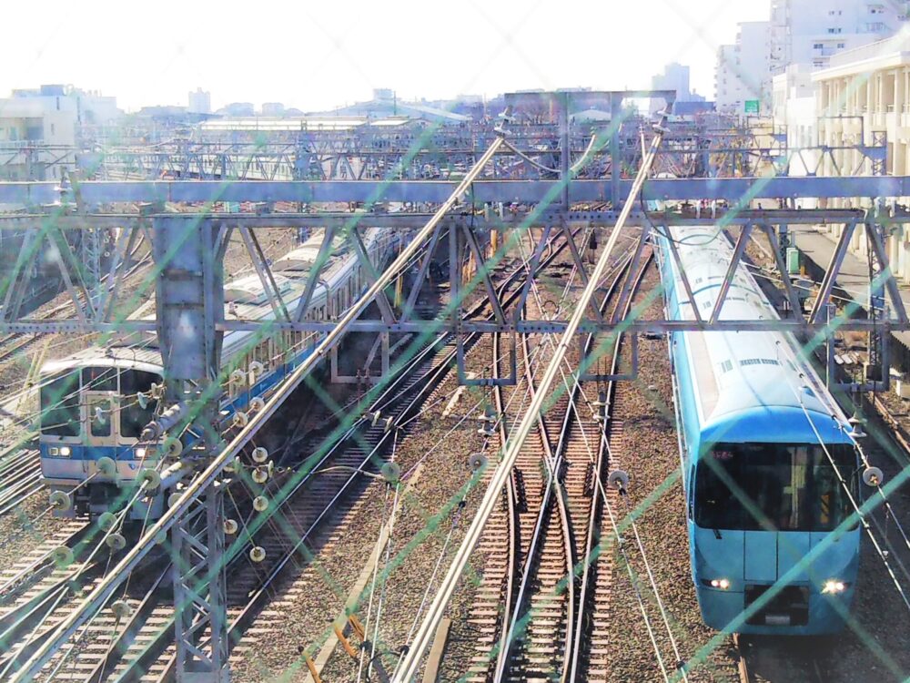相模大野の跨線橋から見えるロマンスカーＭＳＥと通勤電車