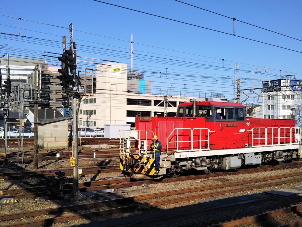 ＪＲ八王子駅で見えるディーゼル機関車が、タンク車へ向かう様子