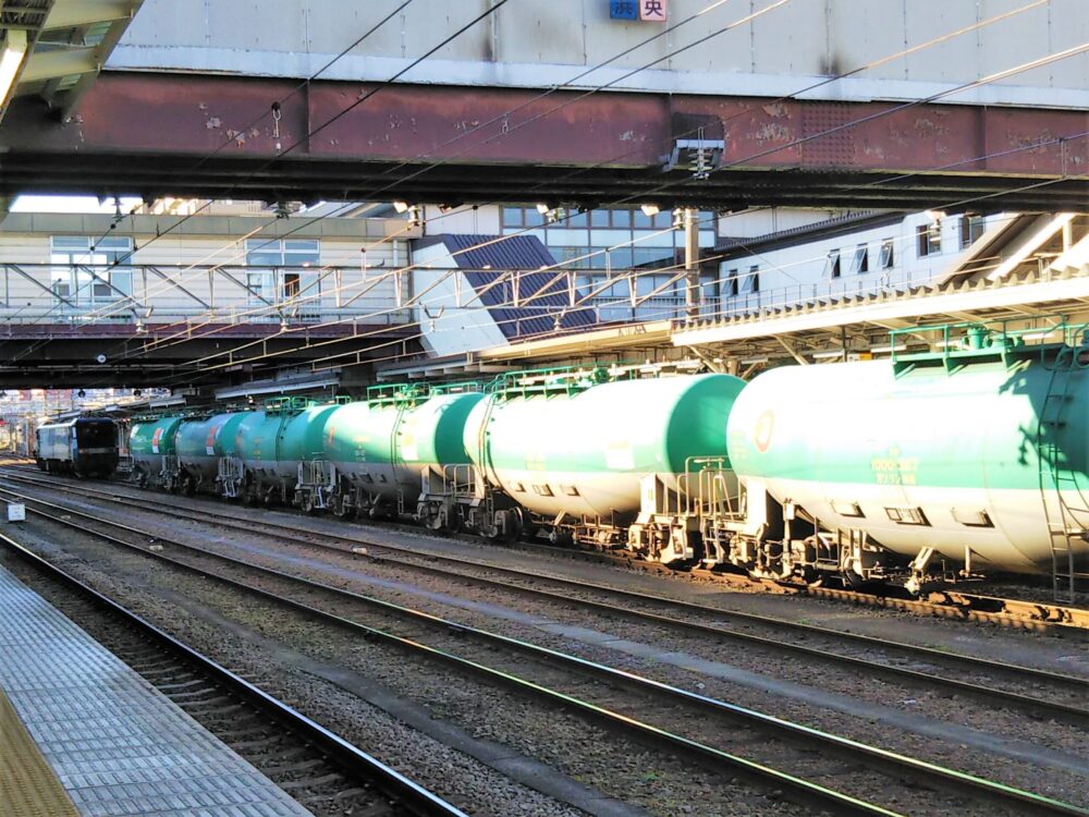 ＪＲ八王子駅で見える貨物列車のブルサンダーとタンク車