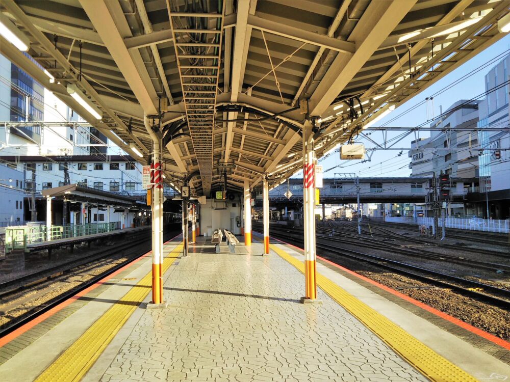 ＪＲ八王子駅の中央線・松本方面の先頭車両側ホーム（ベンチ側）