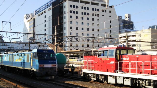 ＪＲ八王子駅で見える貨物列車とディーゼル機関車