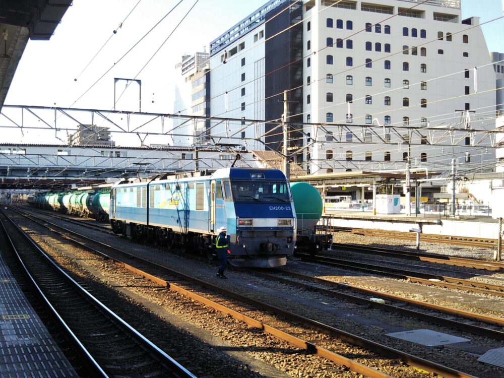 ＪＲ八王子駅で見える貨物列車のブルーサンダーと、ブルーサンダーから切り離されたタンク車