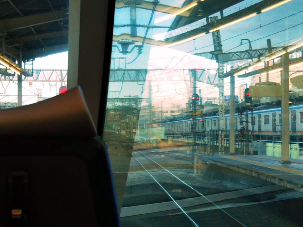 ロマンスカーGSEの展望席２列目の窓側から見える景色（海老名駅相鉄線側）