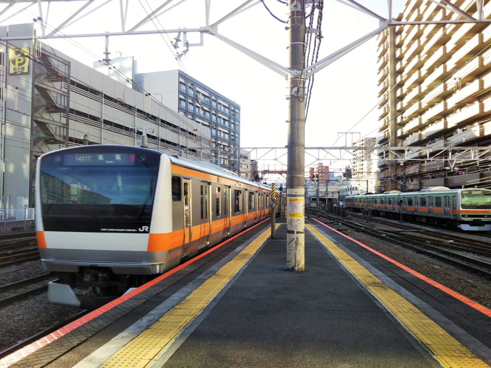 ＪＲ八王子駅の中央線・松本方面の先頭車両側ホームと電車