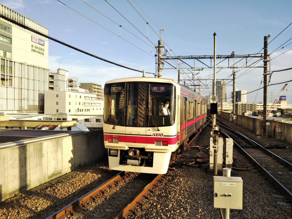 京王相模原線の橋本駅ホームから発車する電車