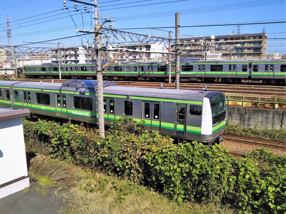 橋本駅にあるJR横浜線の車両基地と走行するJR横浜線の電車