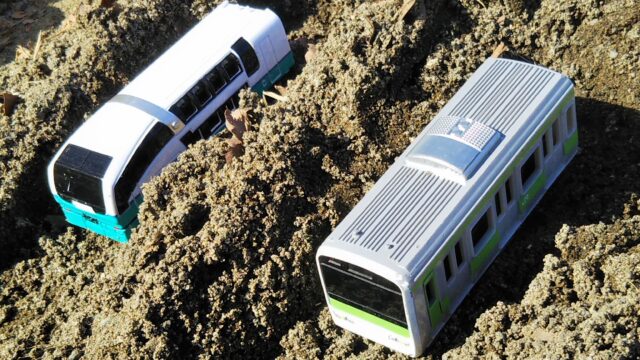 砂場で遊べる電車のおもちゃ