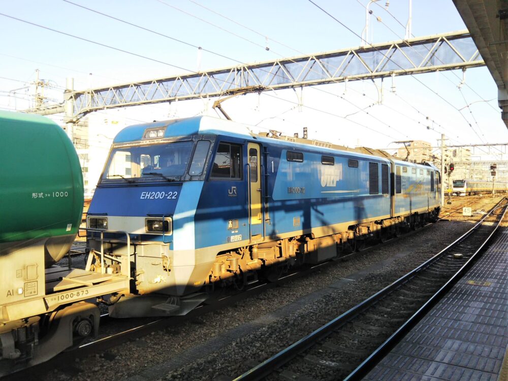 ＪＲ八王子駅で見える貨物列車のブルサンダーとタンク車