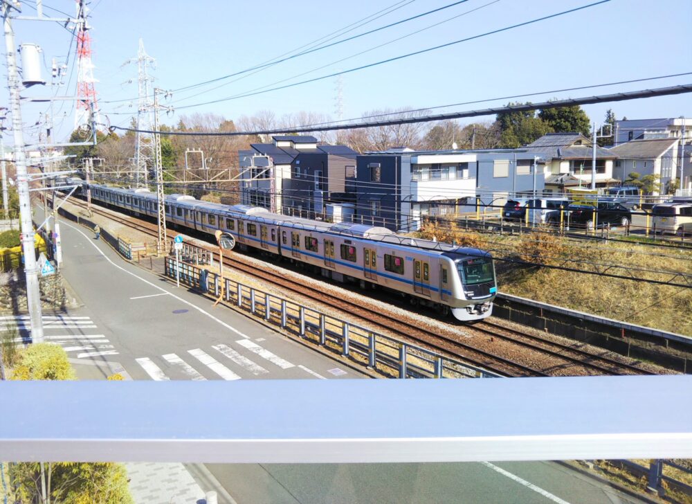 町田で小田急線の電車が見える 子どもセンターまあちを紹介 無料で遊べるプラレールも てまりの虫めがね