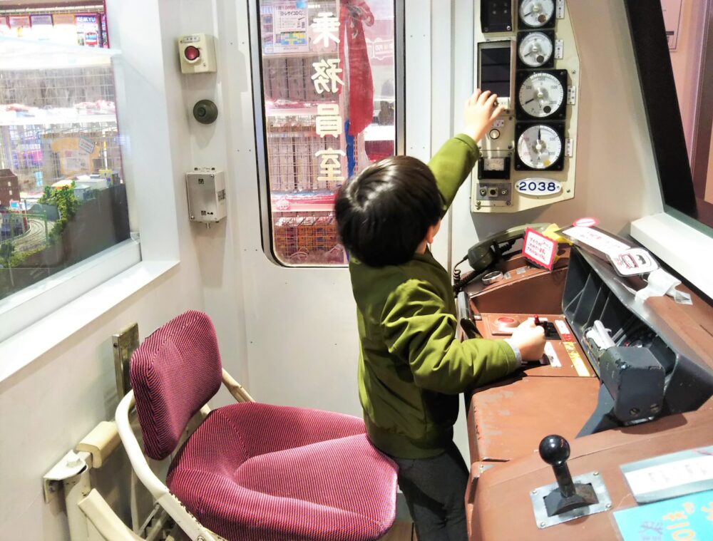 おとどけいきゅうプラス横浜港大さん橋店の運転席で遊ぶ子供
