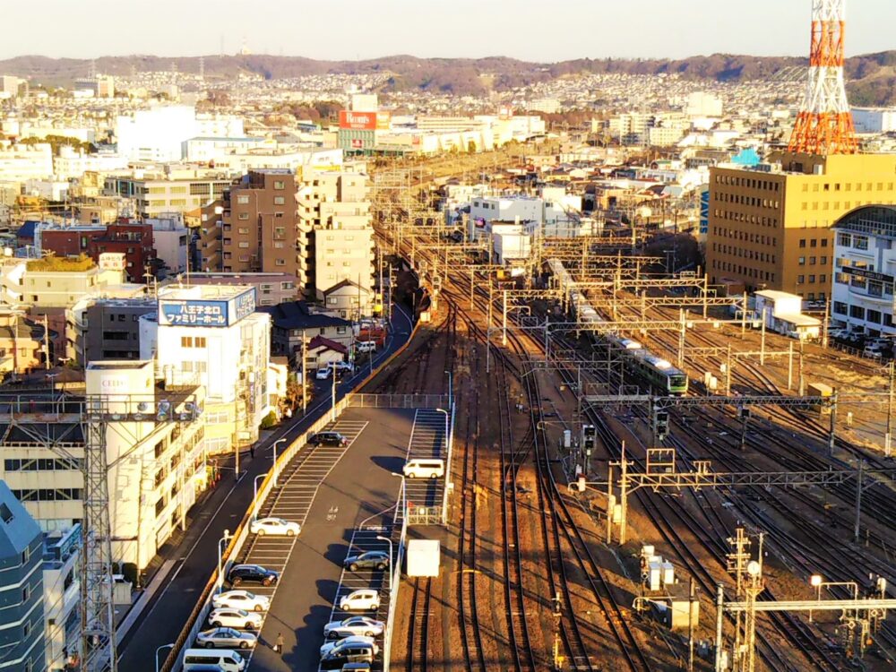  セレオ八王子屋上から見える横浜線の電車と線路