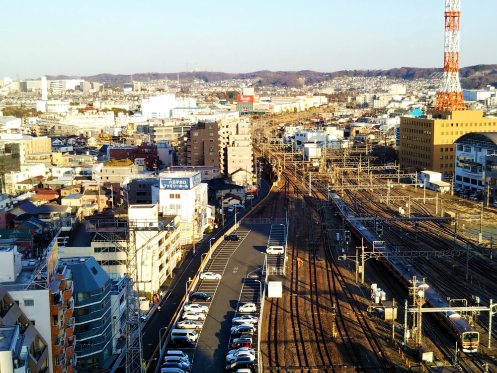 セレオ八王子屋上から見える電車と線路