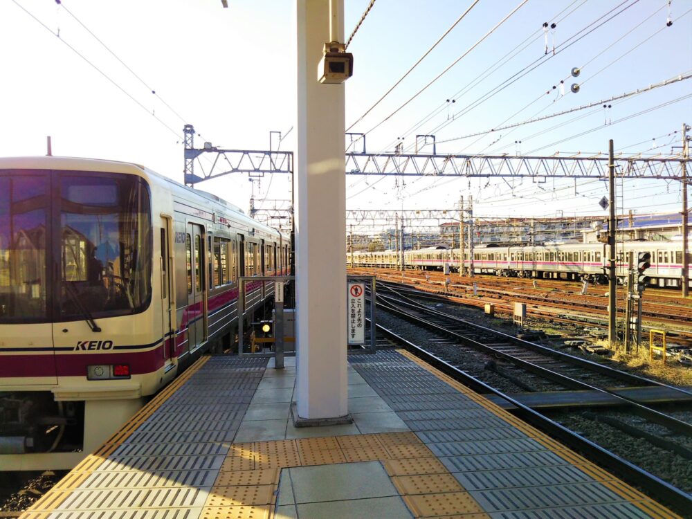 京王線の駅ホームから見える高幡不動検車区