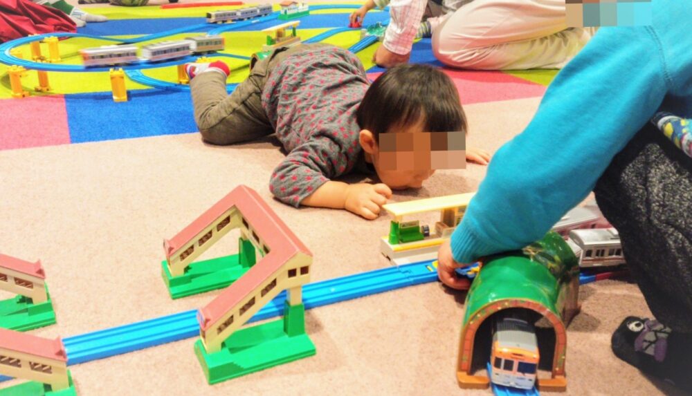 京王れーるランドのプラレールコーナー（１歳６か月の子供が遊ぶ）