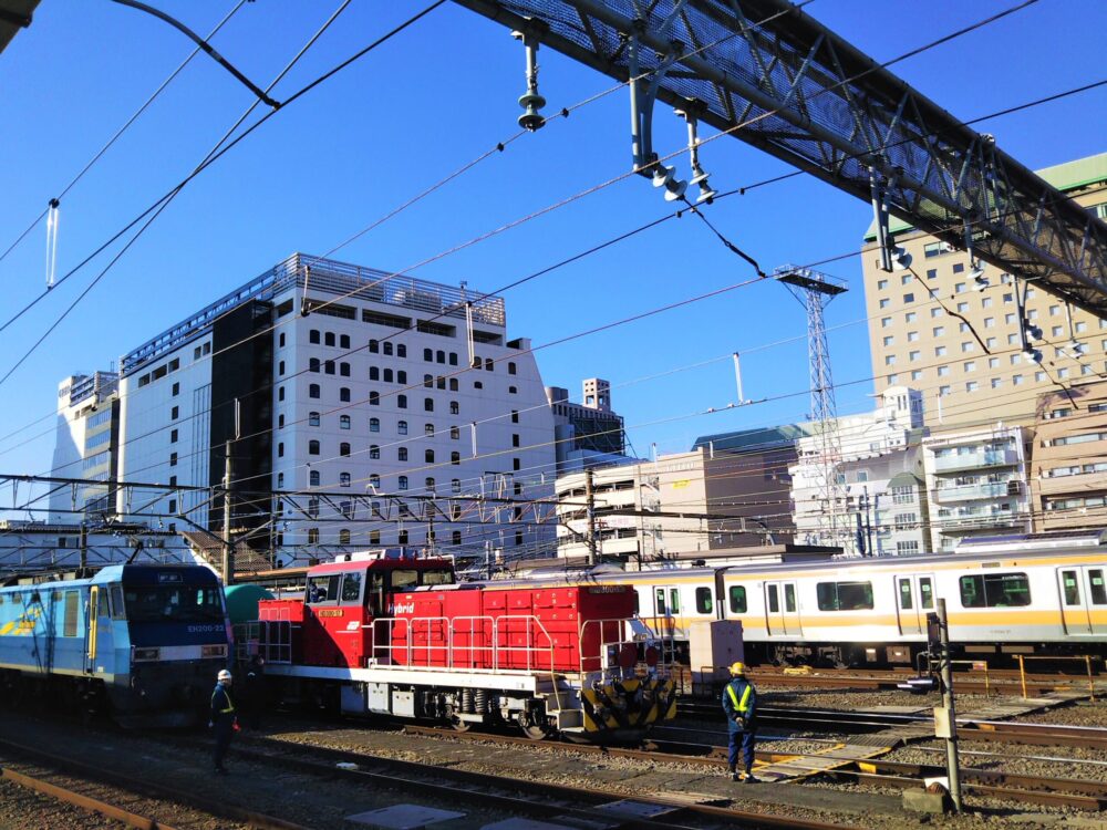八王子駅を走行する電車を見送る機関車