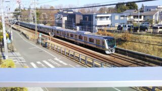 子どもセンターまあちから見える小田急線の電車5000形
