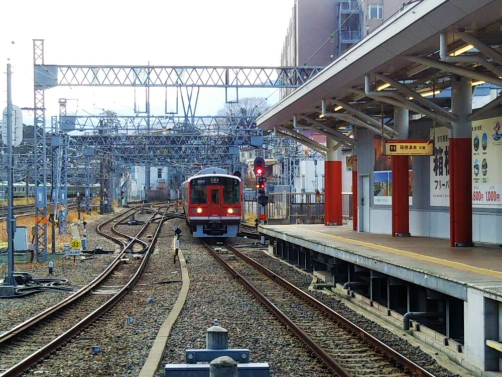 小田原駅に入線する箱根登山電車