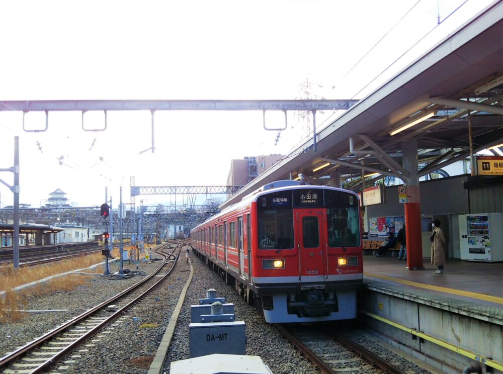 小田原駅に到着する箱根登山電車