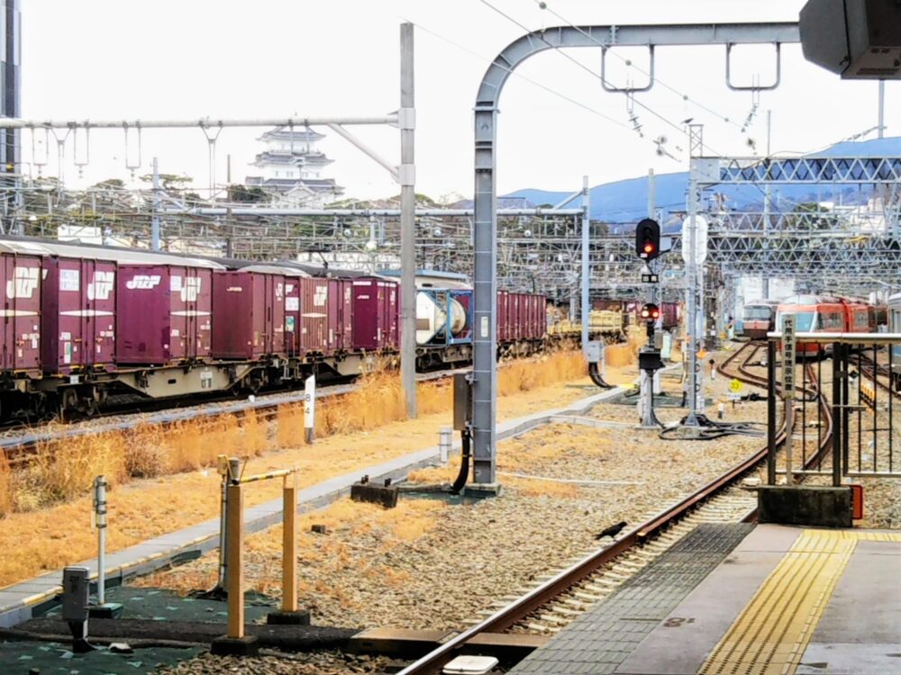 小田原駅の小田急線ホーム（箱根湯本方面側）から見えるロマンスカーと貨物列車