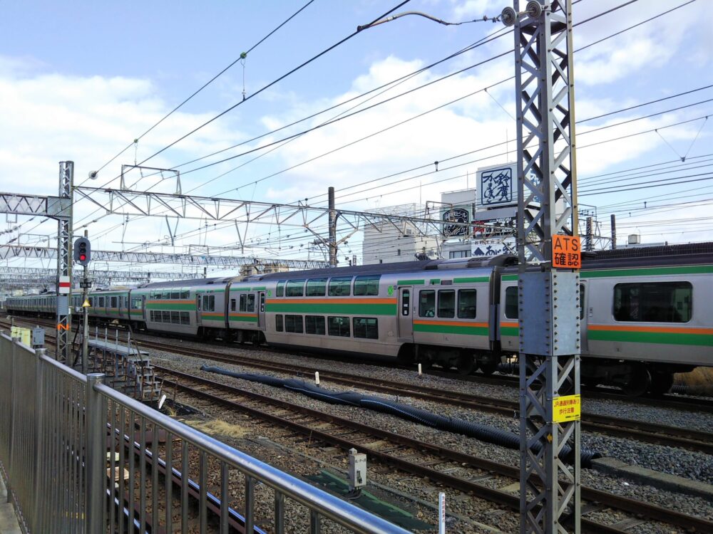 小田原駅を走行する東海道線の電車
