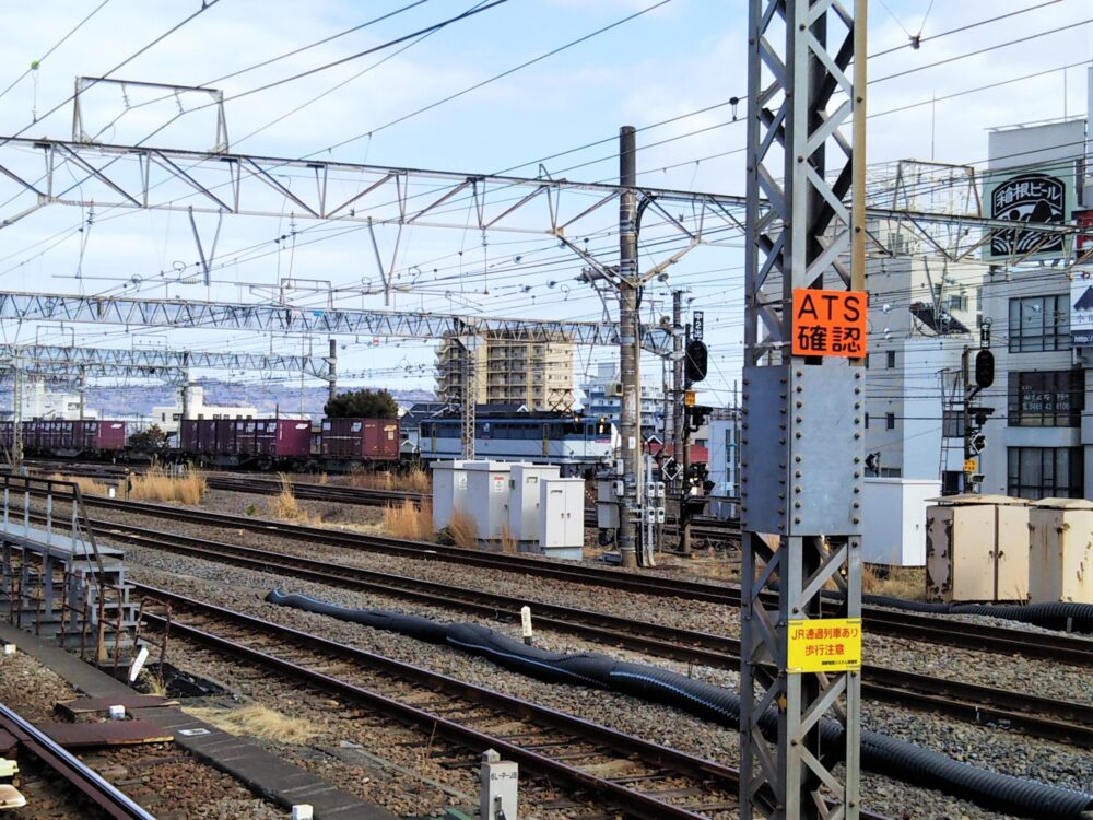 小田原駅を走行する貨物列車