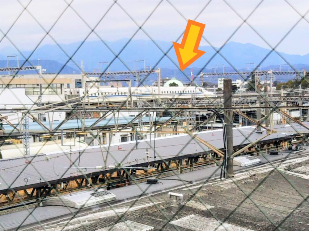 小田原駅構内から見える東海道新幹線