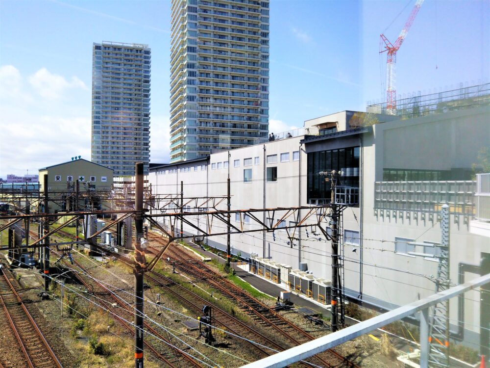 小田急線海老名駅周辺の自由通路から見えるロマンスカーミュージアム