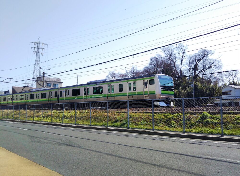 町田市庁舎（町田市役所）で見えるＪＲ横浜線の電車
