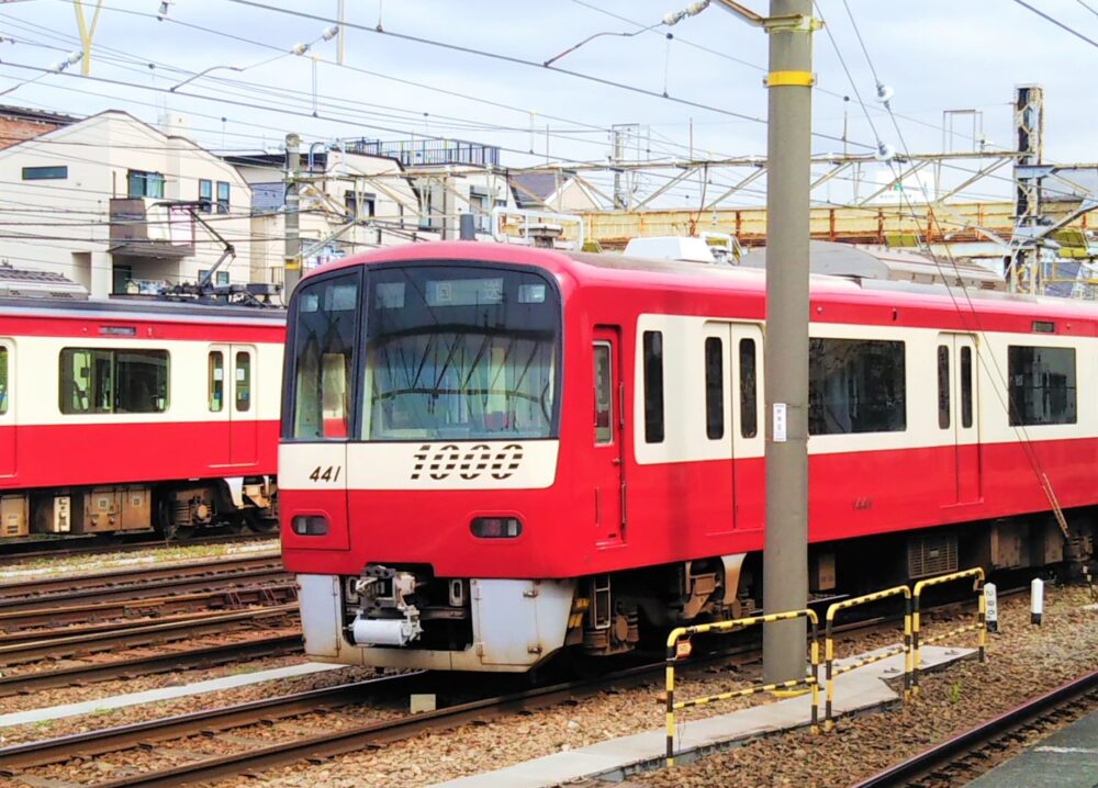 神奈川新町駅の京急線の電車