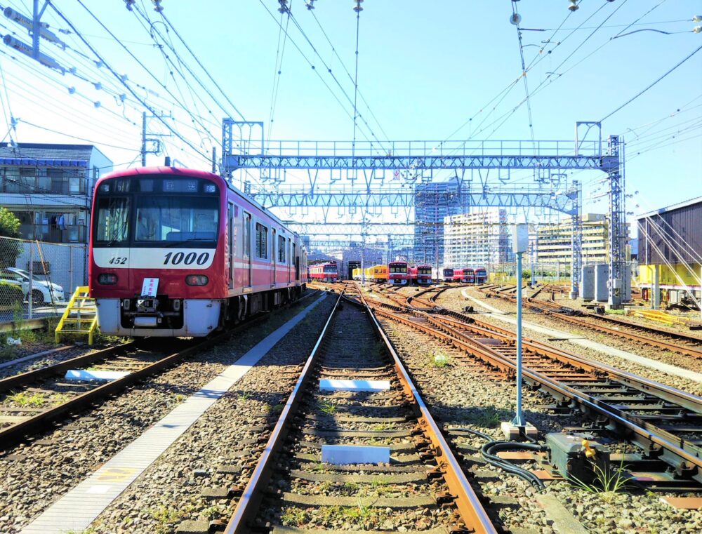 神奈川新町駅の踏切から見える京急線の車両基地
