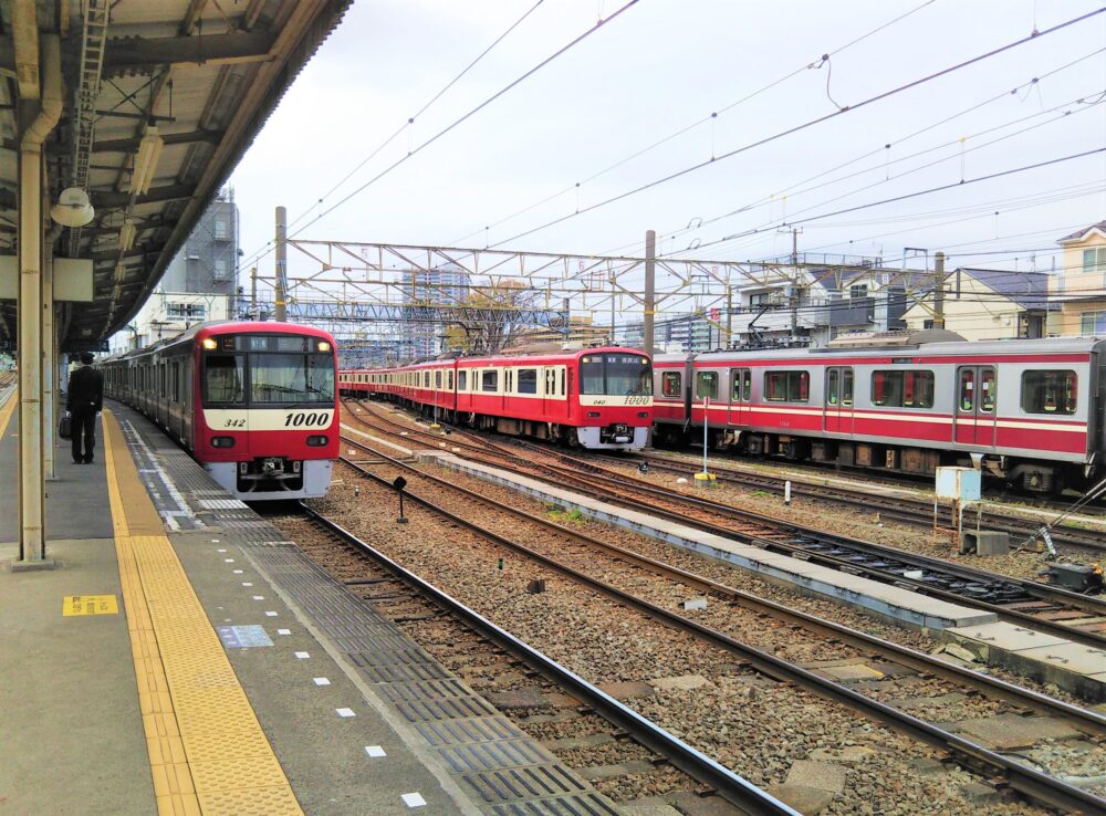 神奈川新町駅ホームで見える電車
