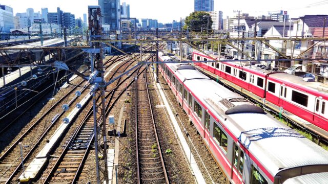 神奈川新町駅の跨線橋から見える京急線