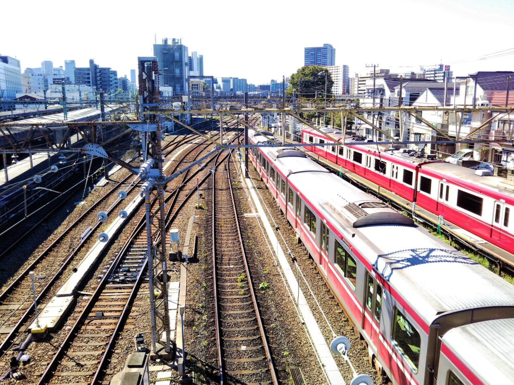 神奈川新町駅の跨線橋から見える京急線と車両基地