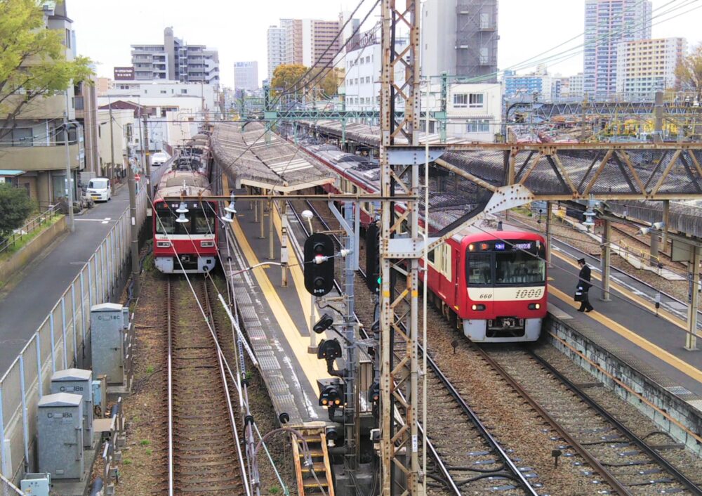 跨線橋から見える京急線の神奈川新町駅ホーム