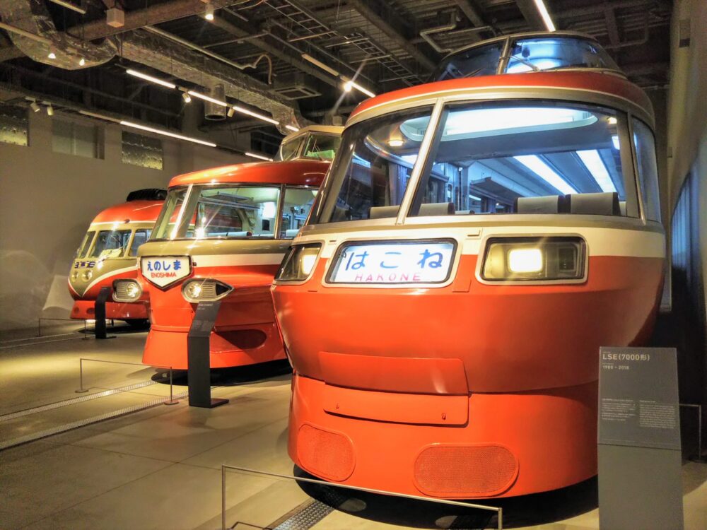 ロマンスカーミュージアムに並ぶ展示車両のロマンスカ