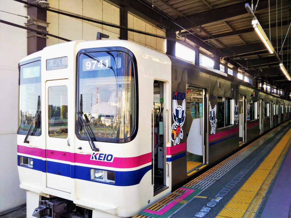 橋本駅に停車中の京王線オリンピックのラッピング電車