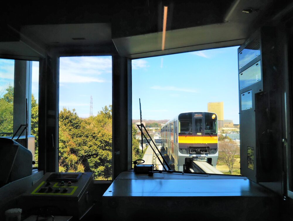 多摩モノレールの再残列の座席から見える景色と対向車両