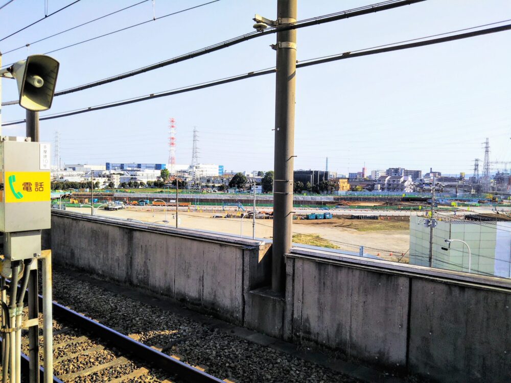 橋本駅ホームから見えるリニア新幹線工事現場