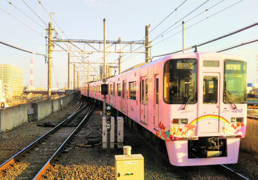 京王線の橋本駅ホームから見えるキティ電車