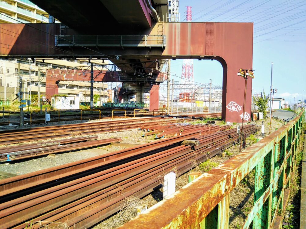 橋本駅周辺で見える線路の山