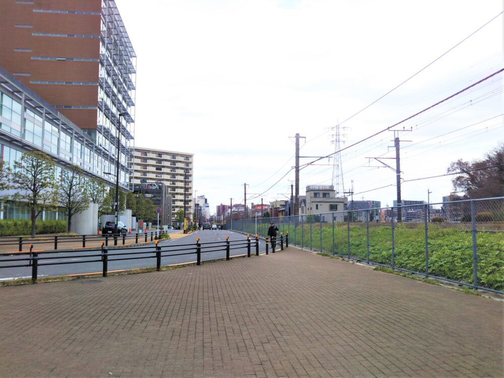 町田前市庁舎の南出入口側の広場が見える場所
