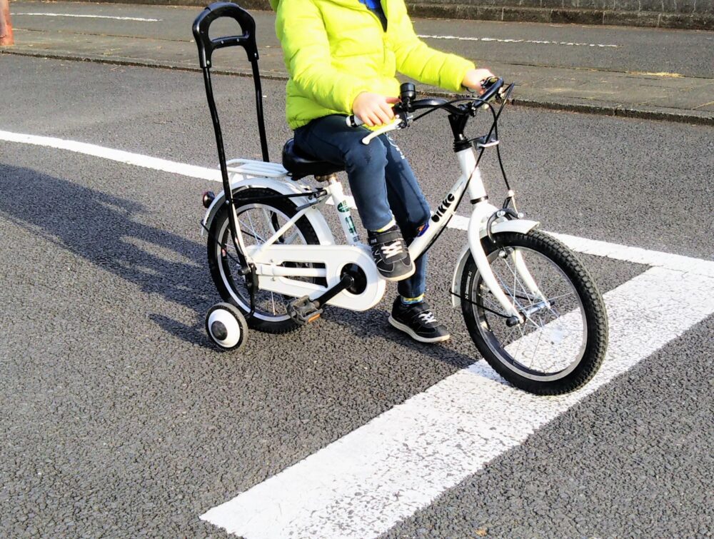 鹿沼公園｜交通公園の新しい幼児用自転車に乗る子供