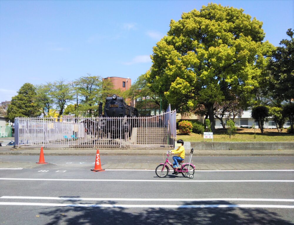 鹿沼児童公園の自転車に乗る子供
