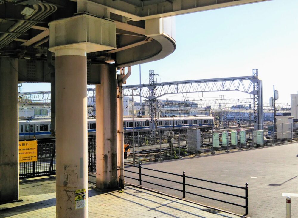 ２階から１階へ下りると見える小田急線の電車