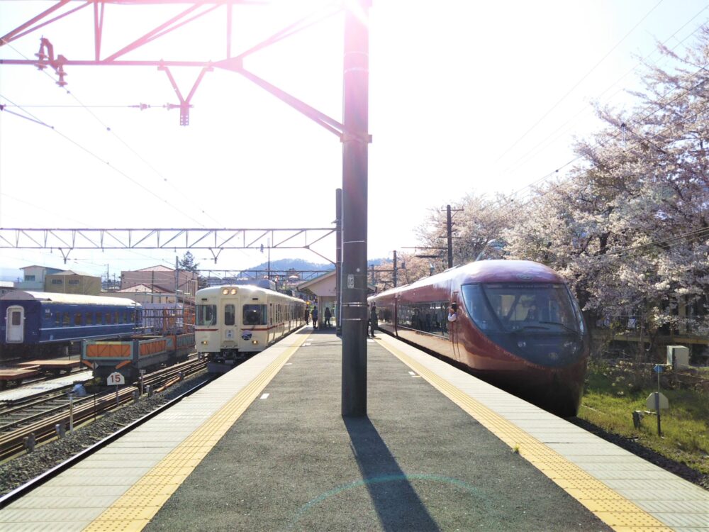 下吉田駅ホームから見える電車