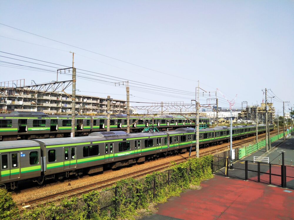 小山公園前跨線橋から見える横浜線の車両基地と電車