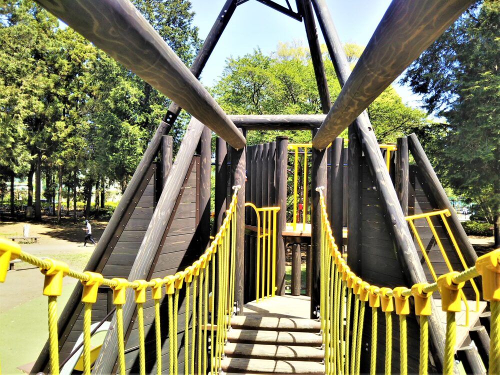 淵野辺公園の大型複合遊具｜つり橋